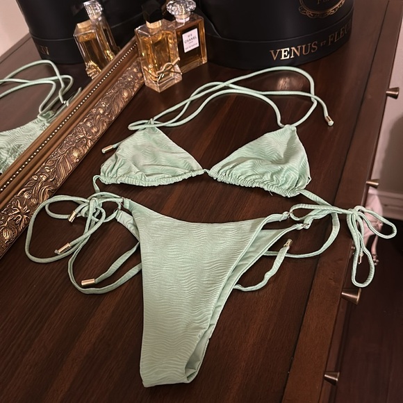 Monday Swimwear Hanalei Bikini SET in Pistachio Weave Size Small *Discontinued* - Picture 2 of 4